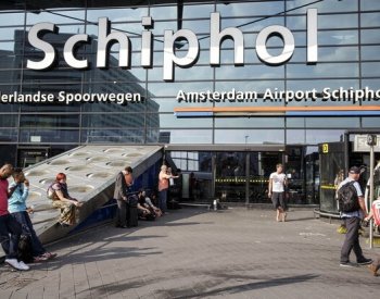 Na letišti Schiphol v Amsterodamu zemřel člověk v běžícím motoru letadla