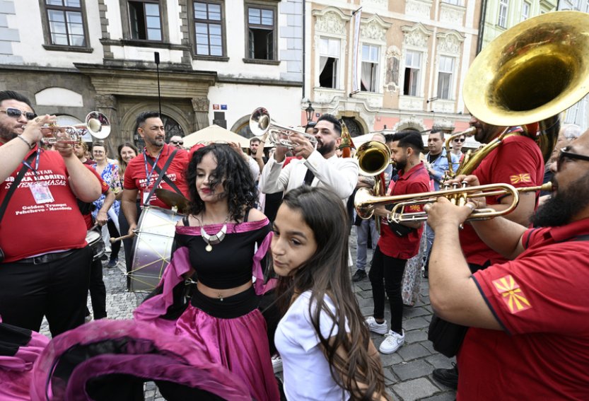 Centrem Prahy prošel průvod romských muzikantů a tanečnic na festivalu Khamoro