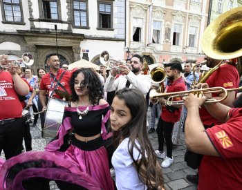 Centrem Prahy prošel průvod romských muzikantů a tanečnic na festivalu Khamoro