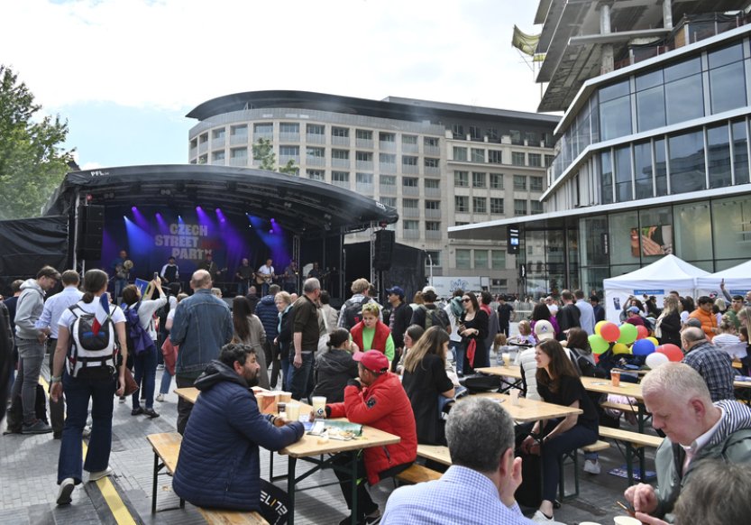 Tradiční česká party v Bruselu se přesunula do centra, přišly tisíce lidi