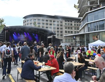 Tradiční česká party v Bruselu se přesunula do centra, přišly tisíce lidi