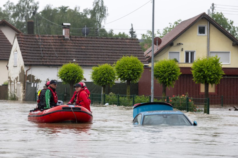 Bavorsko zasáhly záplavy, u Augsburgu lidi evakuoval vrtulník