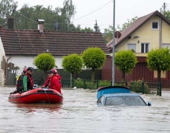 Bavorsko zasáhly záplavy, u Augsburgu lidi evakuoval vrtulník