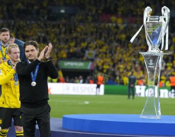 Podali jsme skvělý výkon, řekl trenér Borussie, po finále ho utěšoval Mourinho