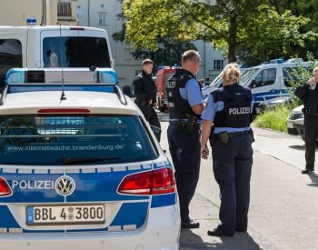 Německý politik utrpěl lehké zranění, když ho u volebního stánku napadl útočník