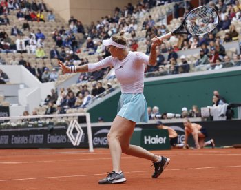 Tenistku Vondroušovou bolí ruka, herně se ale na Roland Garros cítí stále lépe