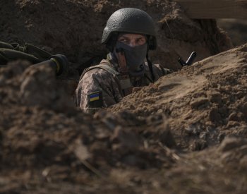 The Guardian: Někteří Ukrajinci se odvodu brání úplatky, jiní se skrývají