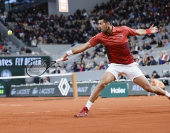 Djokovič bude v Paříži po víkendové noční bitvě hrát o postup do čtvrtfinále