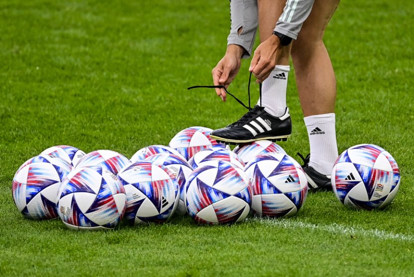 Fotbalisté si na kempu v Rakousku poprvé zatrénovali, trápí je deštivé počasí