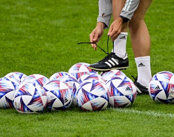 Fotbalisté si na kempu v Rakousku poprvé zatrénovali, trápí je deštivé počasí