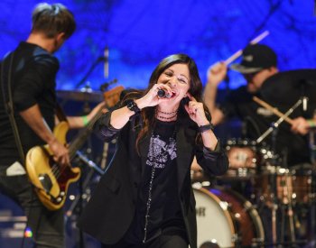 Nové singly a klipy před chystanými alby vydali Anna K., Škwor, Horák a Načeva