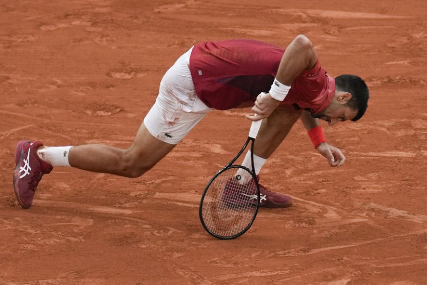 Zraněný Djokovič odstoupil z Roland Garros, tenisovou jedničkou bude Sinner