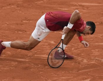 Zraněný Djokovič odstoupil z Roland Garros, tenisovou jedničkou bude Sinner