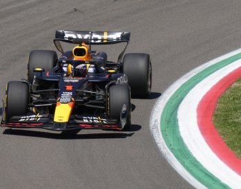 Monopost Red Bull se v Praze projede po Rohanském nábřeží v Karlíně