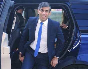 Sunak a Starmer se v první předvolební debatě přeli o daňové politice