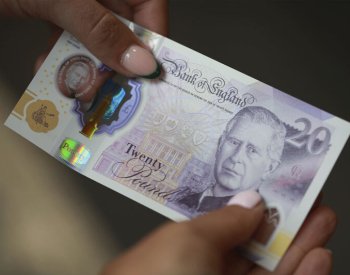 V Británii vstupují do oběhu bankovky s portrétem krále Karla III.