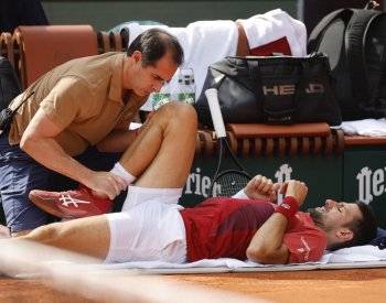 L'Équipe: Djokovič je po operaci kolena, jeho start ve Wimbledonu je nejistý