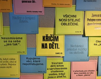 Kobka 17 na pražské náplavce se díky výstavě stala statistickým ústavem zlozvyků