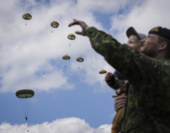 Ve Francii vrcholí akce k 80. výročí Dne D, státníci budou jednat s Macronem
