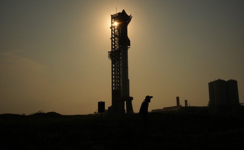 SpaceX poprvé dokončila testovací let lodě, s níž chce létat na Měsíc i na Mars