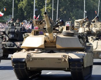 Polsko si připomnělo den armády vojenskou přehlídkou s moderní technikou