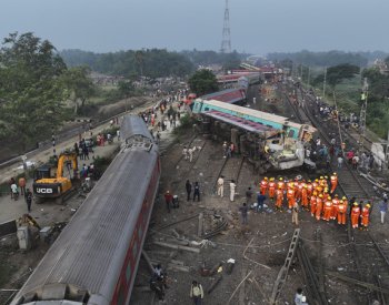 The Guardian: Indie utratila miliardy za vlaky, ale kulhá bezpečnost