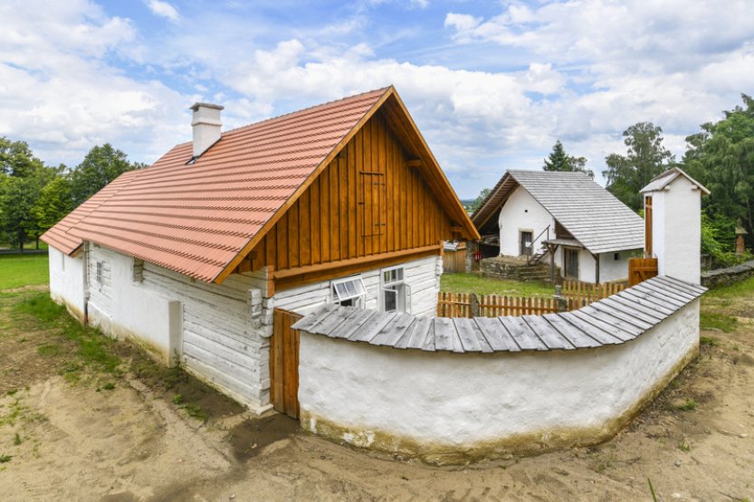 Skanzen Chanovice na Klatovsku obnovil roubenou chalupu s chlévy za 11 mil. Kč
