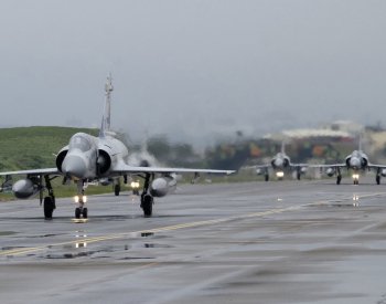 Francie poskytne Ukrajině stíhací letouny Mirage, uvedl Macron