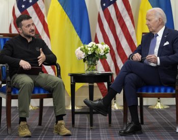 Biden se v Paříži omluvil Zelenskému za zdržení v dodávkách americké pomoci