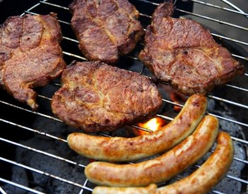 Při grilování pozor na dostatečnou teplotu a karcinogenní látky, varuje hygienik