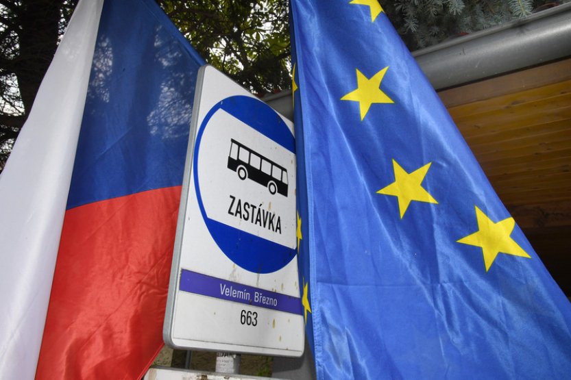 Lidé v Ústeckém kraji volí například na zastávce, v bývalém hostinci i na hřišti