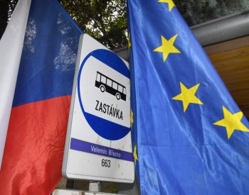 Lidé v Ústeckém kraji volí například na zastávce, v bývalém hostinci i na hřišti