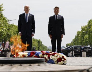 Macron přijal Bidena u Vítězného oblouku, společně tam položili věnec