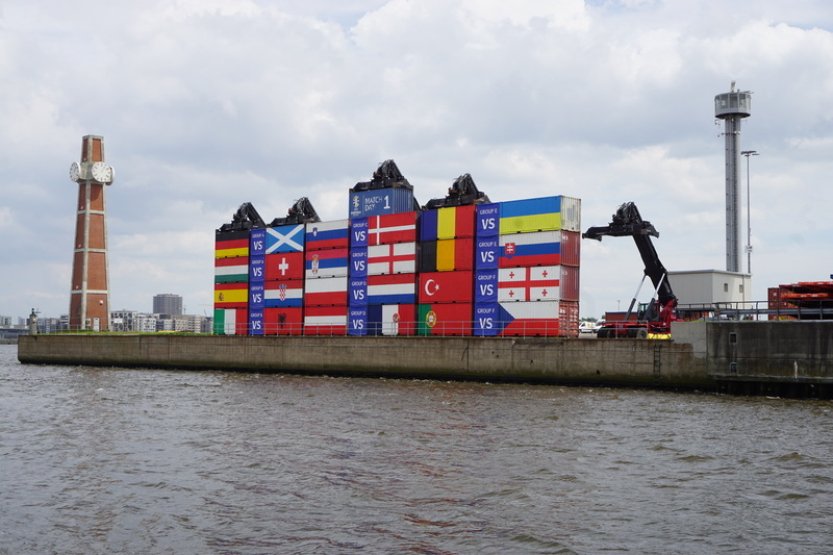 Přístavní Hamburk fotbalové Euro slaví dopravními kontejnery