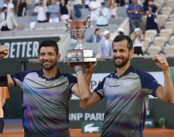 Čtyřhru na Roland Garros vyhráli poprvé Arévalo s Pavičem