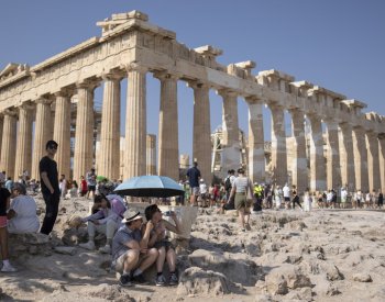 Politico: Hlavně při dovolené na řeckých ostrovech neonemocněte