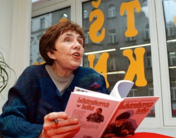 Zemřela autorka námětu filmové komedie Dívka na koštěti Hermína Franková