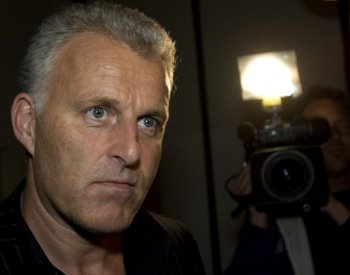 Tři muži jsou vinni v případu vraždy nizozemského novináře de Vriese, uvedl soud