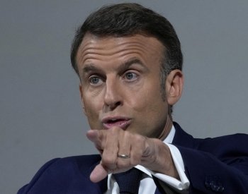 Macron vyzval politiky na pravici i levici ke spolupráci proti `extrémům`