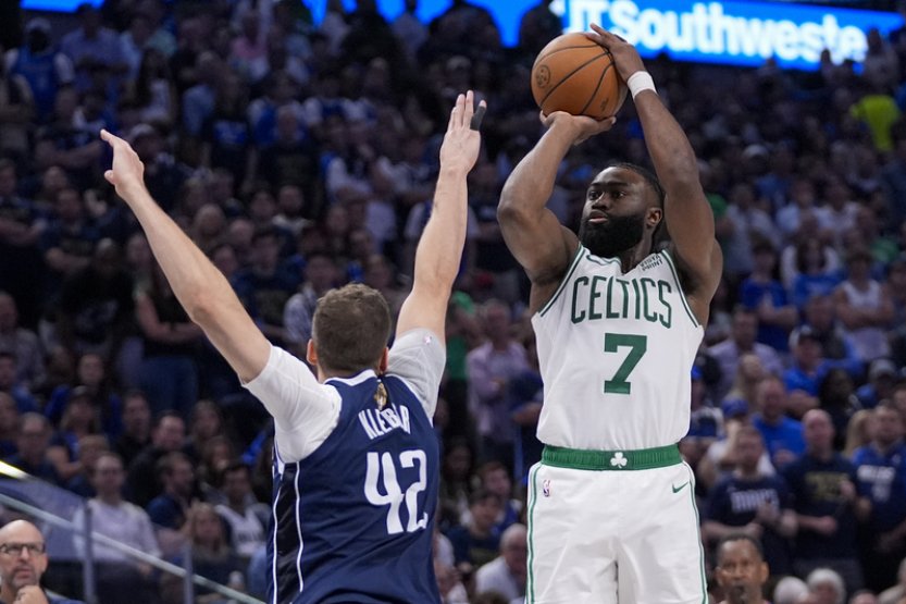 Basketbalisté Bostonu porazili Dallas i potřetí a jsou krok od rekordního titulu