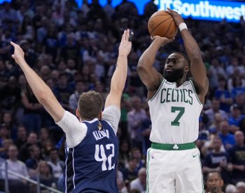 Basketbalisté Bostonu porazili Dallas i potřetí a jsou krok od rekordního titulu