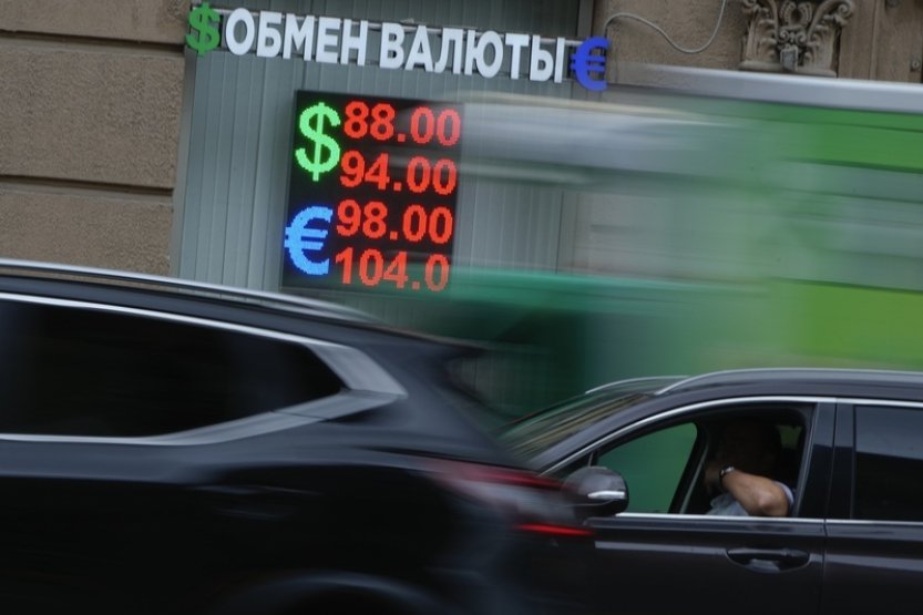 Moskevská burza kvůli sankcím zastavila obchodování v dolarech a eurech