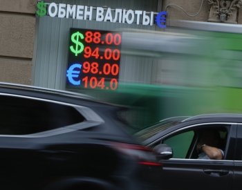 Moskevská burza kvůli sankcím zastavila obchodování v dolarech a eurech