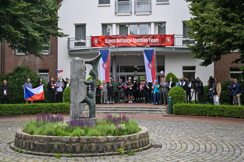 Fotbalisté už jsou v dějišti ME, hotelový personál je uvítal s českými vlajkami