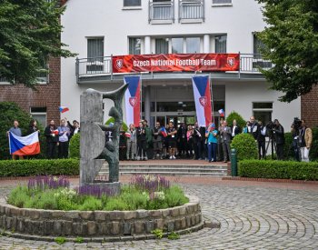 Fotbalisté už jsou v dějišti ME, hotelový personál je uvítal s českými vlajkami