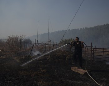 Hizballáh uvedl, že v reakci na smrt velitele zahájil velký útok drony na Izrael