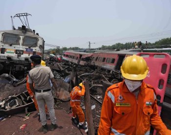 Záchranné operace na místě železničního neštěstí v Indii se chýlí ke konci