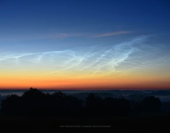 Lidé mohou v těchto dnech pozorovat noční svítící oblaka