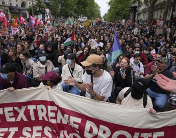 Francouzi demonstrují proti krajní pravici, která může vyhrát předčasné volby