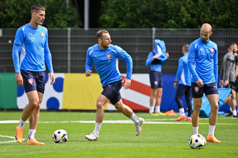 Fotbalisté za zavřenými dveřmi pilovali taktiku na Ronalda, při tréninku zmokli